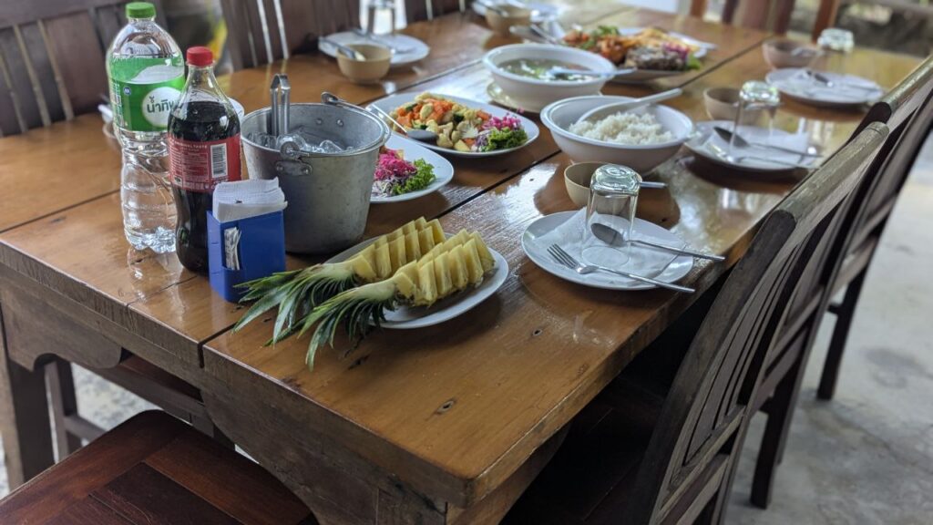 Мир Аватара — экскурсия из Као Лака — Накрытый стол тайского обеда