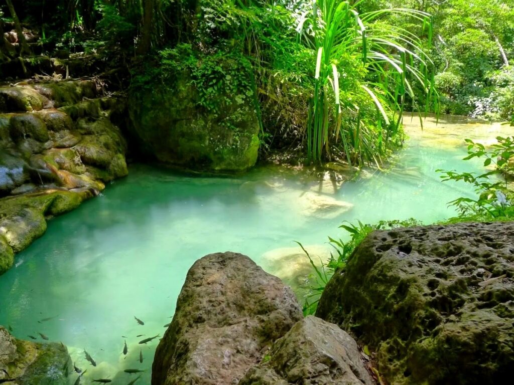 Бирюзовый природный источник в Кхао Яй