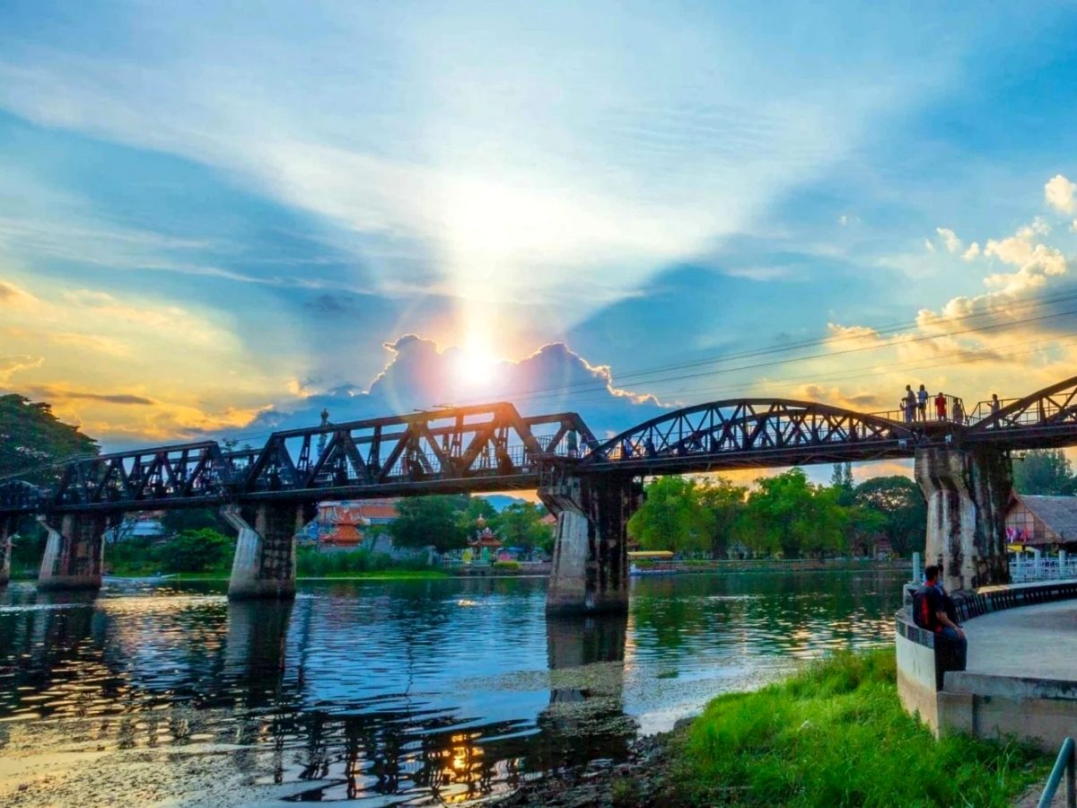 Мост через реку Квай в лучах заката