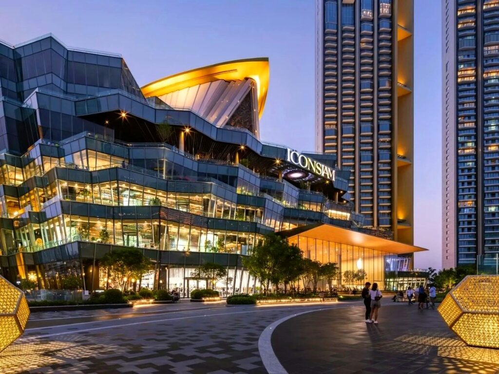 ICONSIAM на набережной Чаопрайи вечером