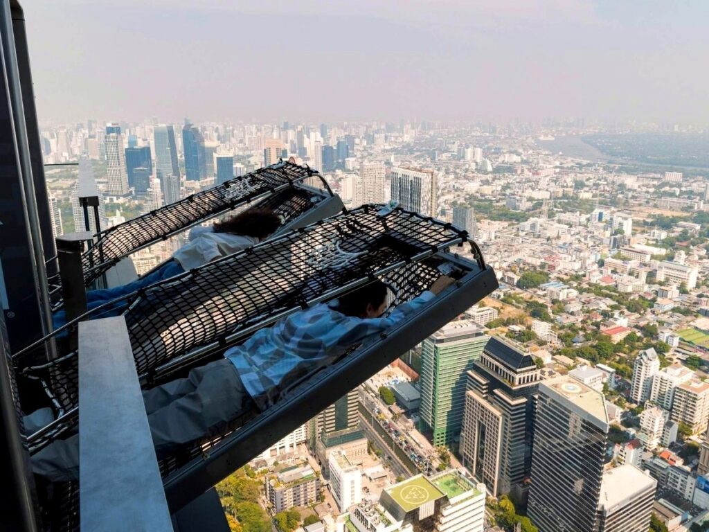 Прогулка по краю крыши Mahanakhon Tower