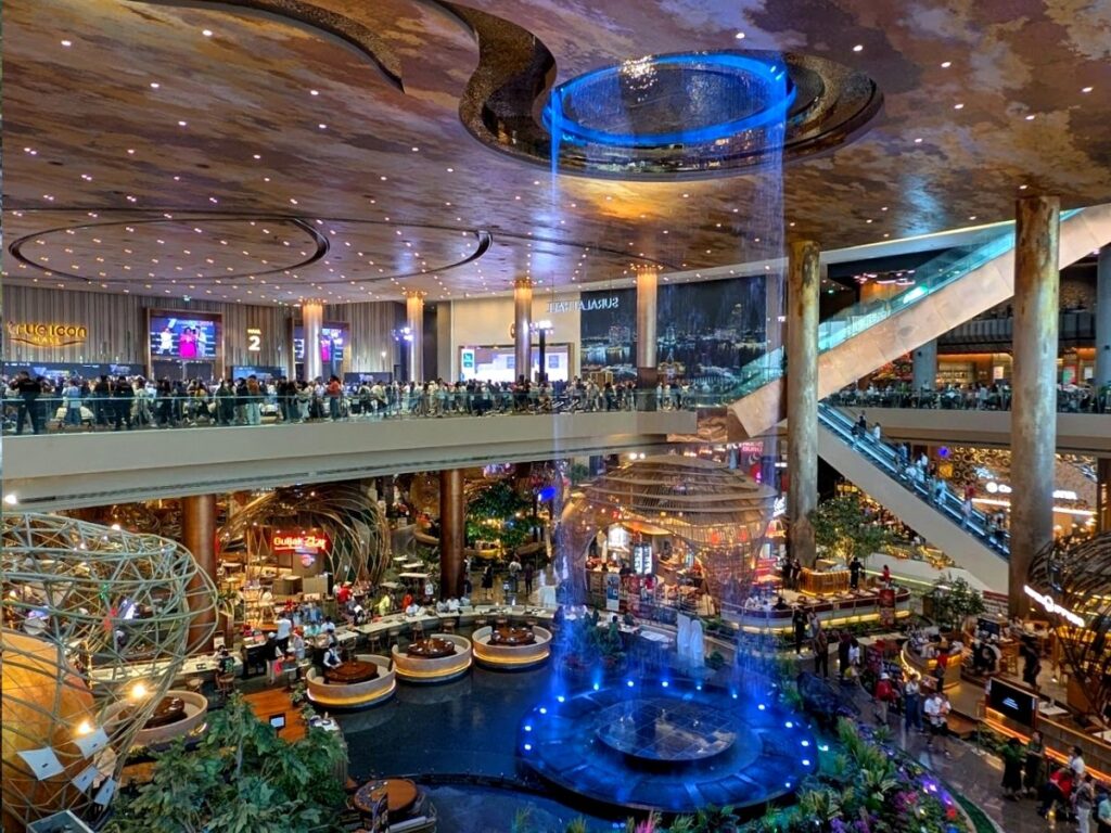 Атриум ICONSIAM с водопадом