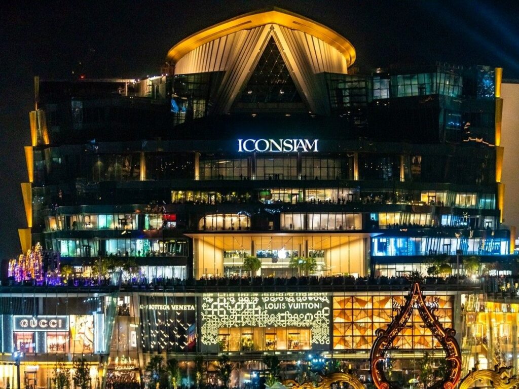 Фасад Icon Siam в вечерней подсветке